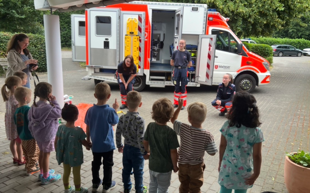 Spannender Besuch im Kindergarten: Ein Rettungswagen zum Anfassen