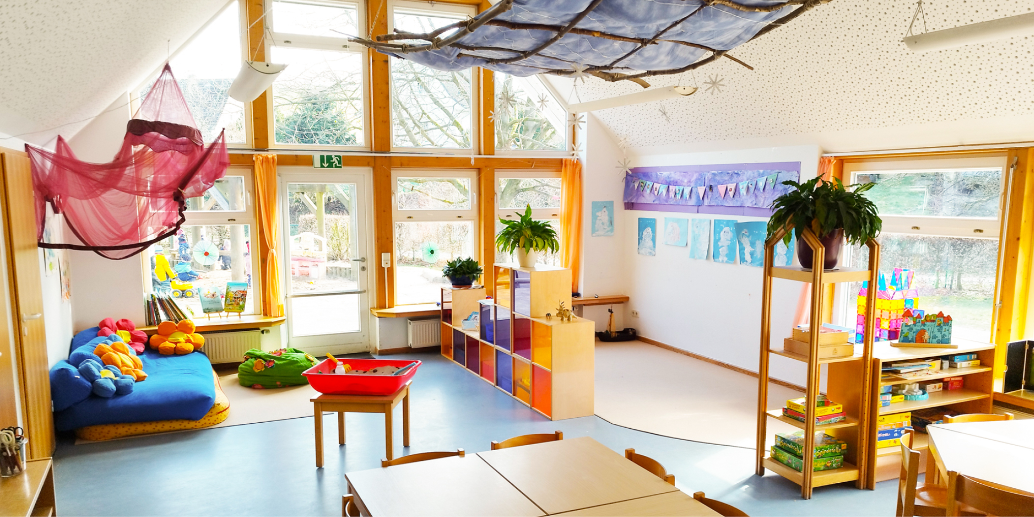 Heller Gruppenraum der Igelgruppe mit Spielecke - Erdenkindergarten Wallefeld